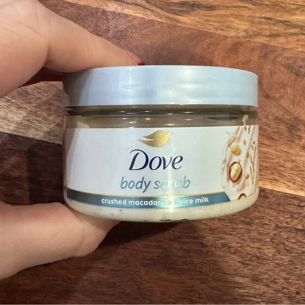 Dove Crushed Macadamia & Rice Milk Moderate Exfoliating Body Scrub 3.5 oz
